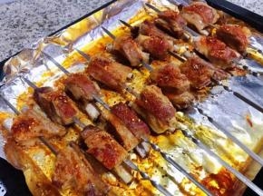  烤好的羊肉排取出满屋飘香