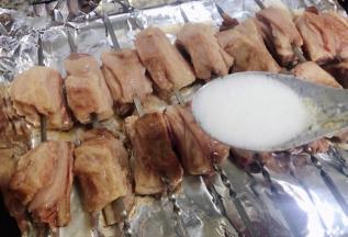 取出羊排均匀的撒上盐