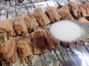 取出羊排均匀的撒上盐