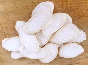 依次将杏鲍菇改刀成十字花