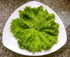 盘中摆上生菜做装饰