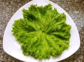 盘中摆上生菜做装饰
