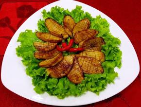 回味着杏鲍菇的鲜香品着啤酒