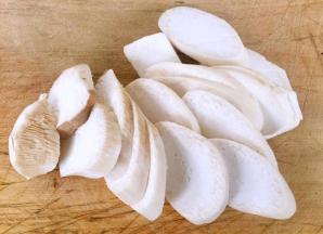 杏鲍菇切成1厘米厚度的片状