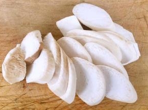 杏鲍菇切成1厘米厚度的片状