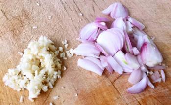 蒜切成蒜粒，洋葱切片备用