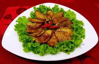 将煎好的杏鲍菇摆入盘中