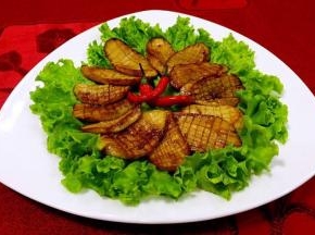 将煎好的杏鲍菇摆入盘中