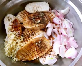 切好的杏鲍菇装入容器中加入一品鲜酱油、蚝油、糖、黑胡椒粉、蒜粒，洋葱腌制半小时入味即可