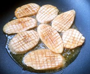 将杏鲍菇摆入锅中开始煎制