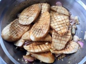 腌制入味的杏鲍菇非常诱人噢
