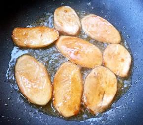 一面煎至金黄色后在煎制另一面，得利仕不粘锅就是棒无油烟无污染易清洗