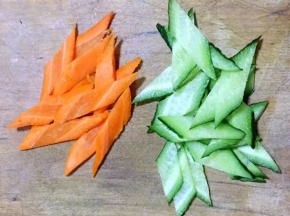 为了节省时间蒸制的时间可以准备辅料将黄瓜和胡萝卜洗净切片菱形片备用