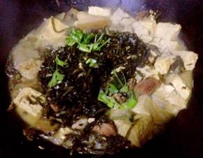 汤汁收至不多时放入味精提鲜再撒上香菜即可出锅享用喽