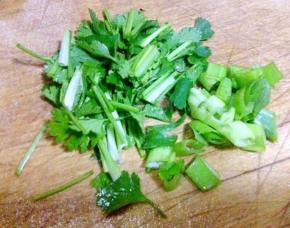 香菜洗净切成小段