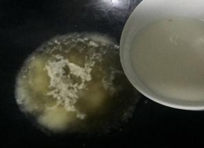 蒸冬瓜肉丸的原汁原味汤汁倒入锅中（可以放入少许蚝油、糖、盐、味精安个人口味而定）加适量清水烧开