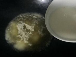蒸冬瓜肉丸的原汁原味汤汁倒入锅中（可以放入少许蚝油、糖、盐、味精安个人口味而定）加适量清水烧开