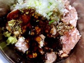 放入调味料蚝油、一品鲜酱油、黑胡椒粉、糖、盐、味精