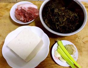 准备原材料雪里蕻、豆腐、鲜肉、葱、姜、蒜