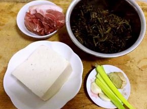 准备原材料雪里蕻、豆腐、鲜肉、葱、姜、蒜