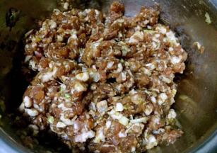 猪肉馅拌匀煨制入味20分钟左右