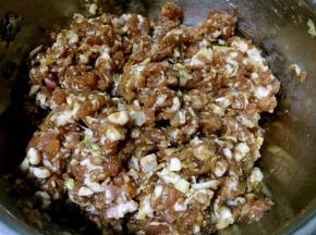 猪肉馅拌匀煨制入味20分钟左右