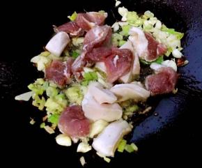 放入鲜肉片加入一品鲜酱油炒制变色