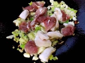 放入鲜肉片加入一品鲜酱油炒制变色