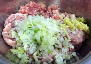 葱和姜剁成碎末放入猪肉馅中