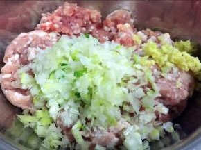 葱和姜剁成碎末放入猪肉馅中
