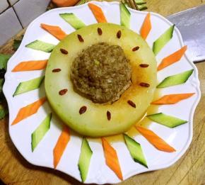切好的黄瓜和胡萝卜片摆入盘中再用枸杞子点缀在冬瓜上