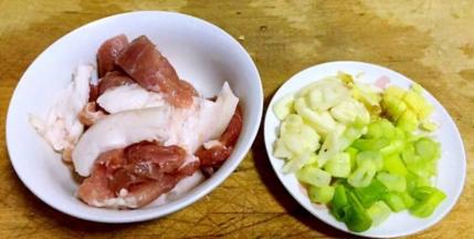 鲜肉切成葱姜蒜切好