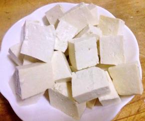 豆腐切成块状在开水中焯一下