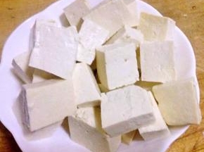 豆腐切成块状在开水中焯一下