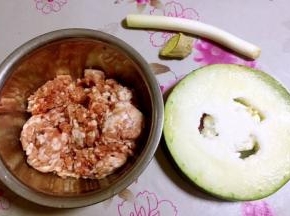 准备原材料冬瓜、鲜猪肉馅、葱、姜备用