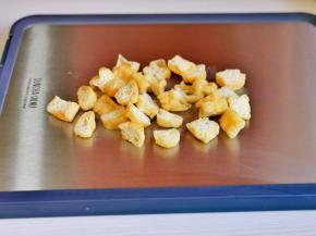 油豆腐温水冲洗，再剪小块。