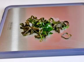 泡好的海带切丝。