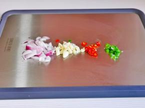 洋葱，大蒜，葱花，辣椒切好。