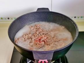 锅中水烧开，下肥牛大火煮。