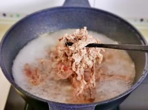 煮至变色捞出备用。