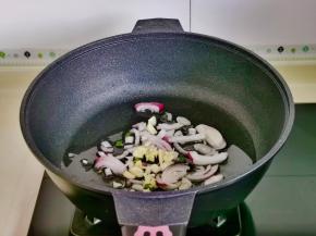 起油锅，下蒜末，洋葱煸炒。