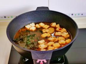 加入纯净水，料酒，酱油，下海带丝，油豆腐煮15分钟。