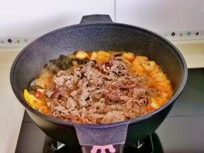 最后加入焯水的肥牛，按个人口味加入盐，熟白芝麻，大火煮1分钟关火。