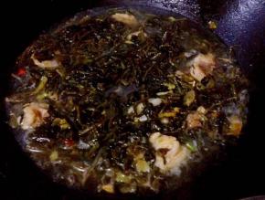  放入雪里蕻翻炒均匀填入高汤或者清水