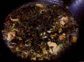  放入雪里蕻翻炒均匀填入高汤或者清水