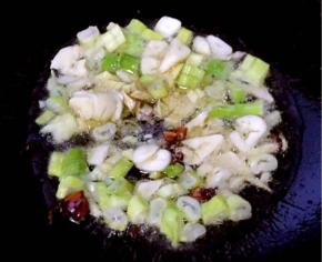 锅中倒入油加热放入花椒和大料炸香再放入葱姜蒜爆香