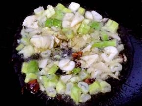 锅中倒入油加热放入花椒和大料炸香再放入葱姜蒜爆香