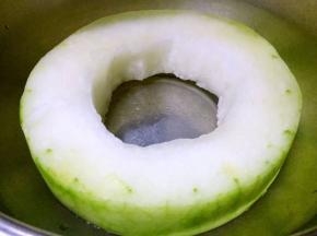 冬瓜去皮取出中间瓜瓤洗净沥干水份备用