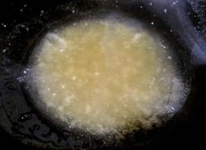 调和好的水淀粉淋在烧开的汤汁中快速搅拌成透明糊状即可