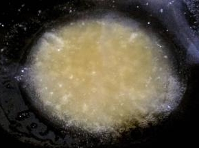 调和好的水淀粉淋在烧开的汤汁中快速搅拌成透明糊状即可